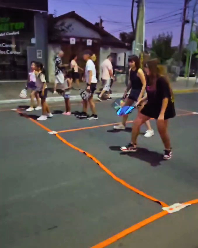 Pickleball en Los Cardales: Llevamos el deporte a las calles del centro