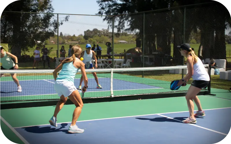 clínicas y torneos de pickleball