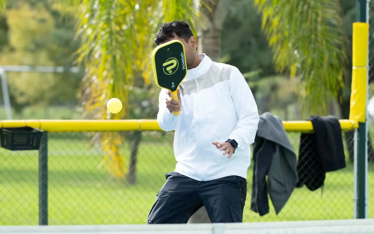 Jugador practicando el golpe en una activación de pickleball