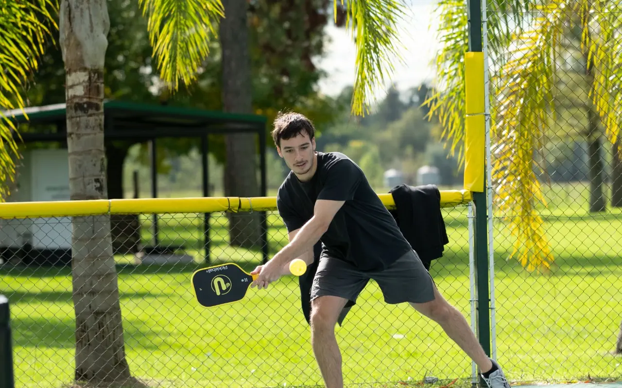 Jugador en un punto de pickleball durante un evento